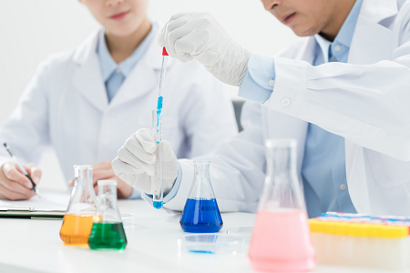 Ag tabhairt isteach an teaglama de SARS-CoV-2 / FLU A agus B / RSV Kit Tástála Mear Antigen